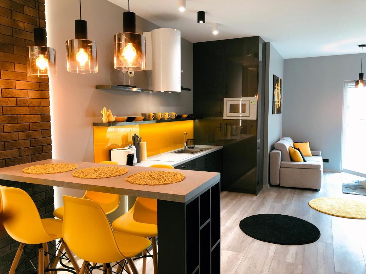 Apartment Elegance Yellow W Nautica